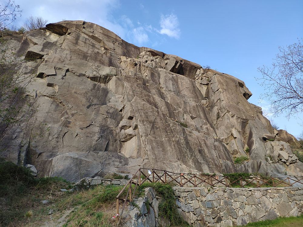 Salendo a Roca Furà si incontra la palestra di roccia, un esemipo di "rocce montonate"